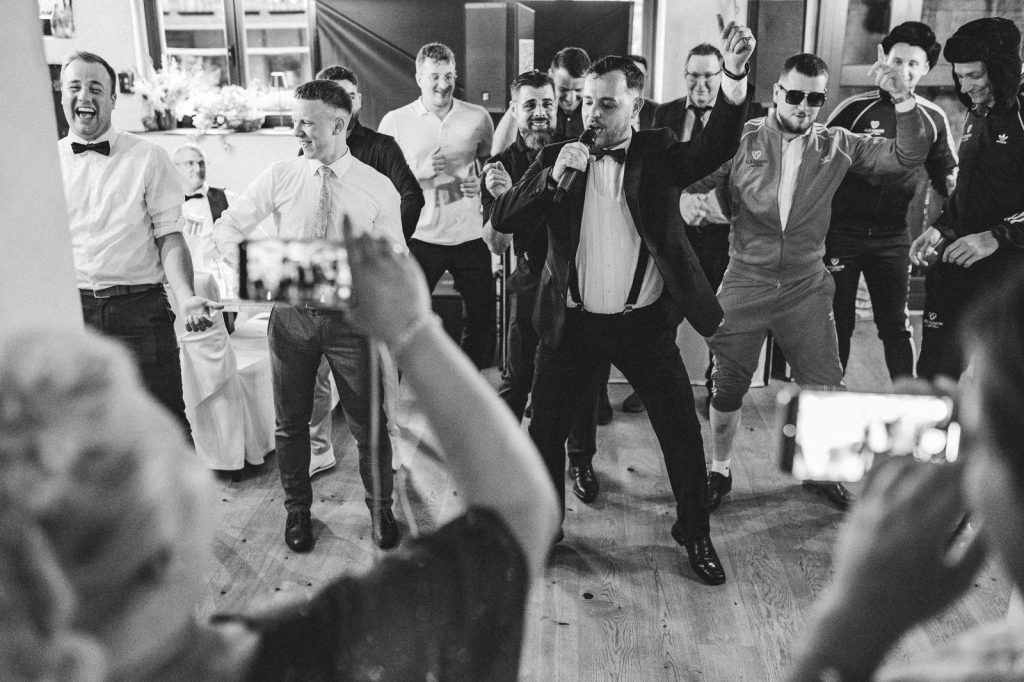 Tamada sorgt für ausgelassene Stimmung bei einer Hochzeit – Gäste feiern und singen gemeinsam