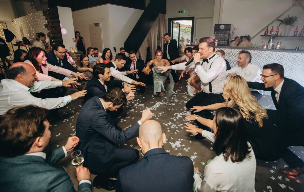 Tamada Lukas animiert Gäste bei einer Hochzeit zum Mitmachen