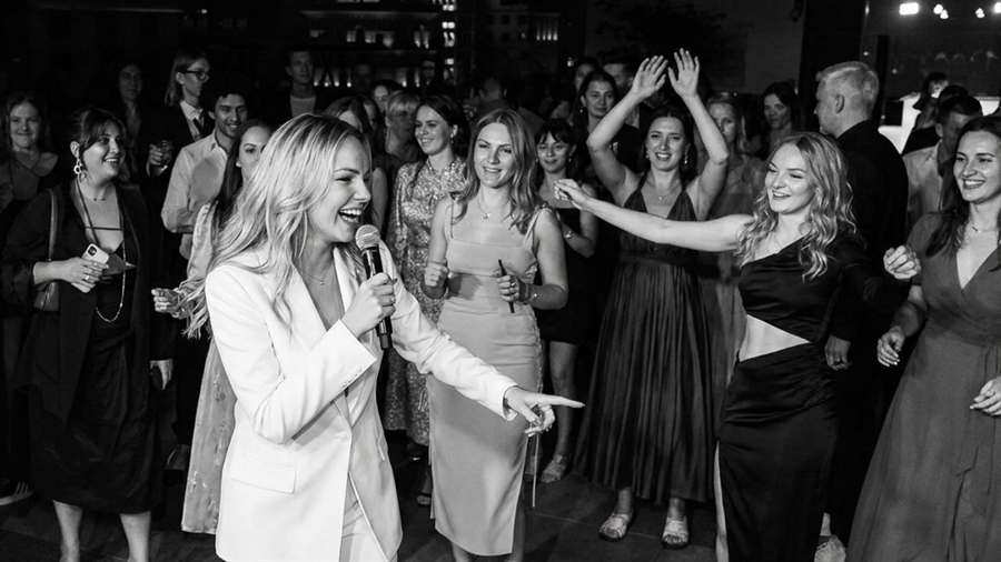 Tamada Yulia in Action – moderiert die Hochzeit mit Mikrofon und begeisterten Gästen