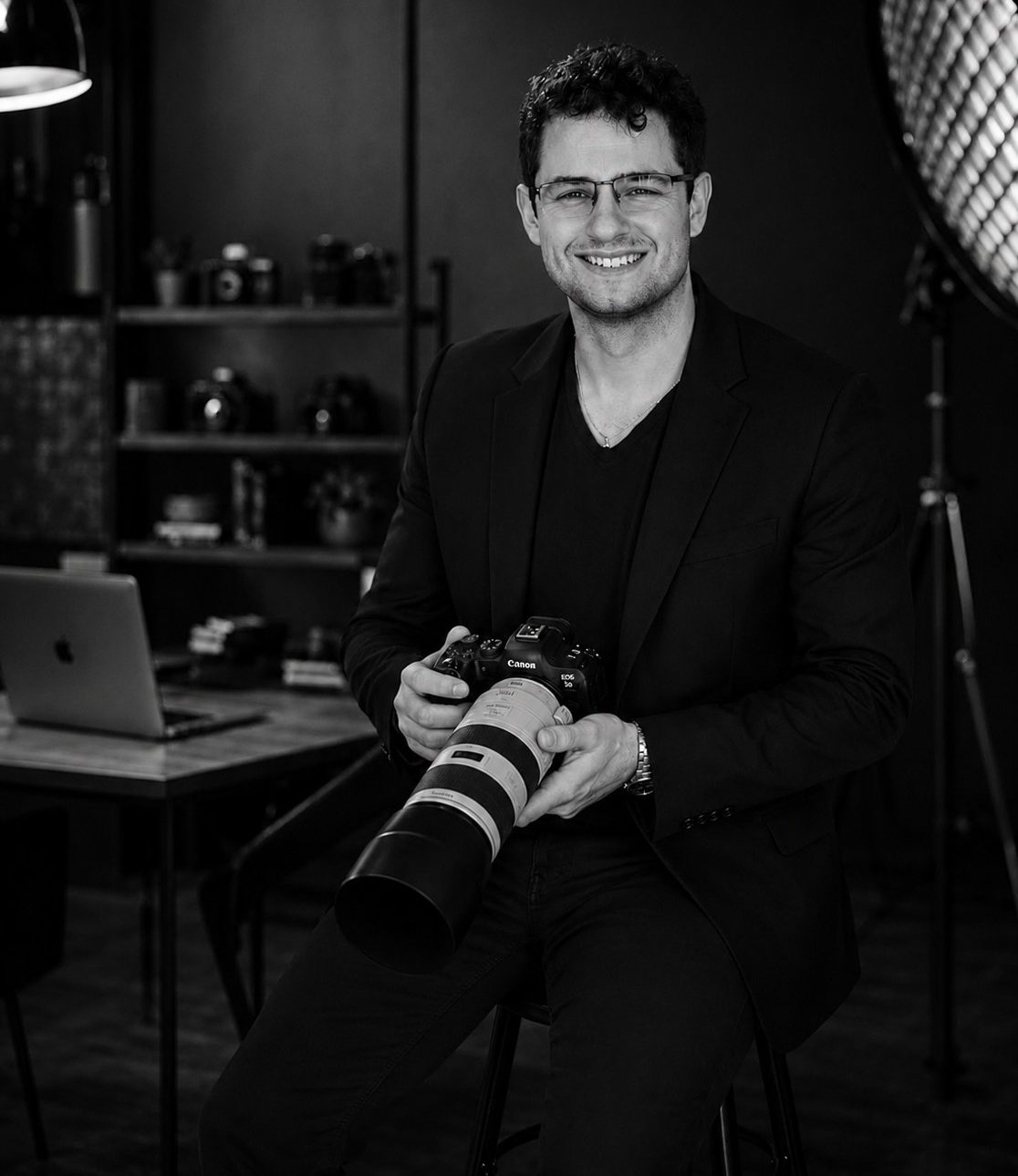 Hochzeitsfotograf Kian mit Canon-Kamera im Fotostudio