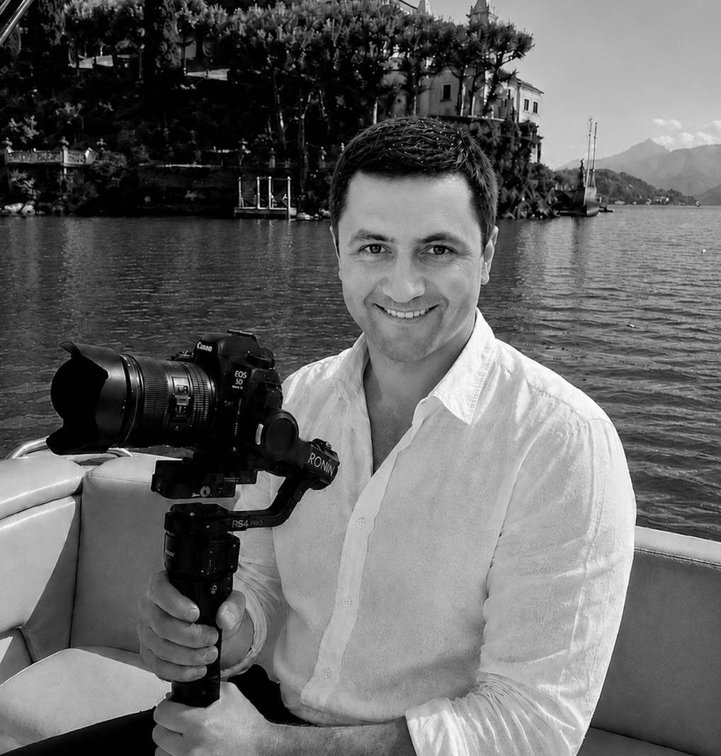 Hochzeitsvideograf Jürgen mit Canon-Kamera auf DJI-Ronin-Gimbal im Boot am Comer See