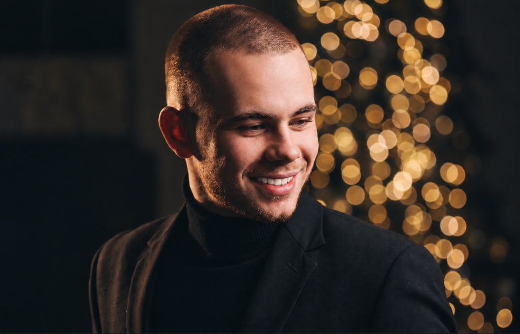 Luca lächelt vor warmen goldenen Lichtern