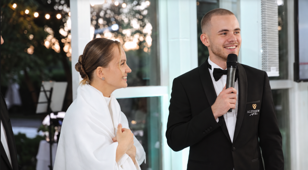 Luca und eine Braut lächeln während der Hochzeitsmoderation