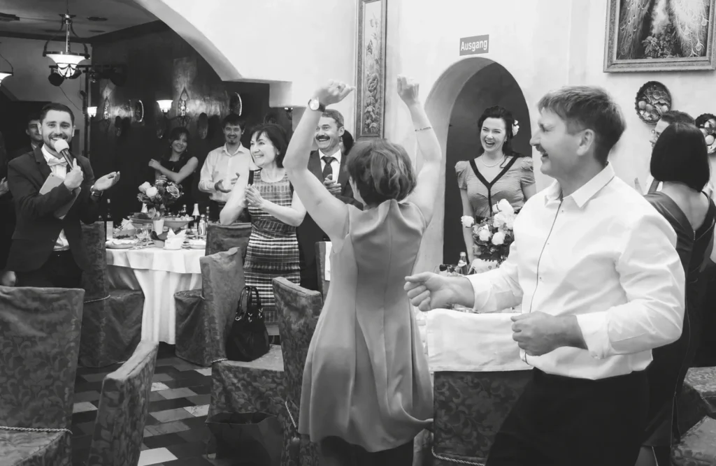 Sergey Solovyov begleitet einen lebendigen Moment mit tanzenden Hochzeitsgästen.